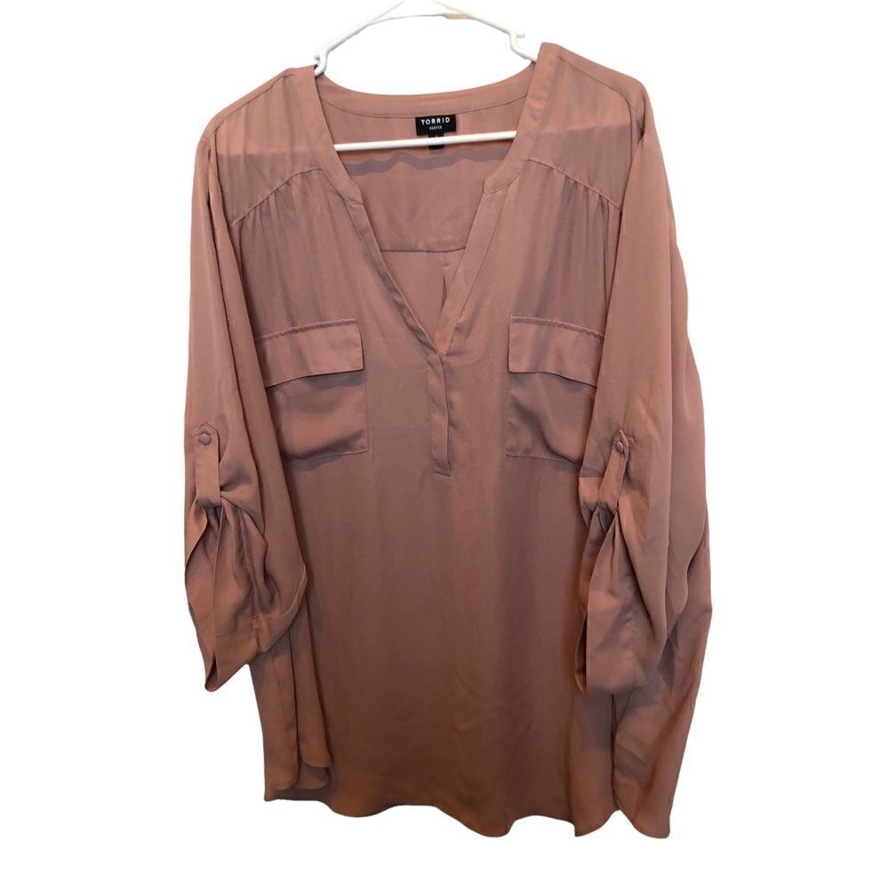 Torrid Blouse Harper V neck 3/4 sleeve Mauve button up sleeves Size 4